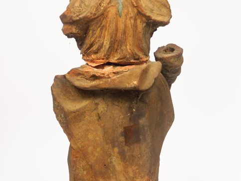 "Jeune femme en pied". Grande sculpture XVIIème en terre cuite.  H. 10