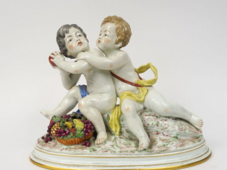 Vente aux enchères "Amours à la corbeille de fruit" Groupe en porcelaine polychrome de Ca