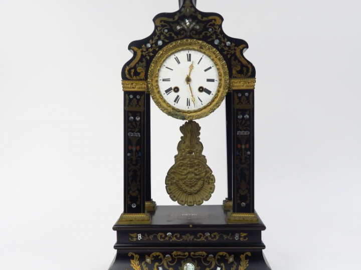 Pendule portique Napoléon III en  bois noirci et marqueterie Boulle de