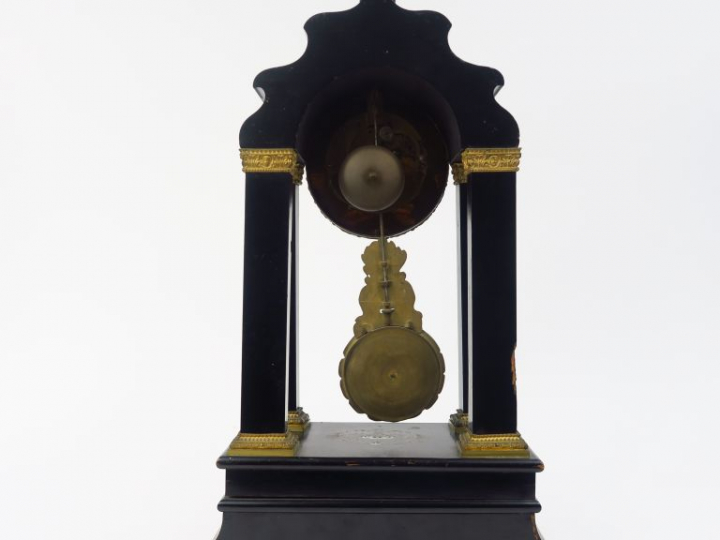 Pendule portique Napoléon III en  bois noirci et marqueterie Boulle de