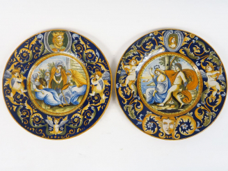 Vente aux enchères Suite de quatre assiettes XIXème en faïence italienne, à décor ocre et