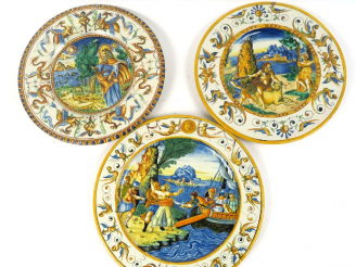 Vente aux enchères Lot comprenant :  - une paire d'assiettes XIXème en faïence polychrome