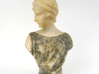 Vente aux enchères PUGI "Jeune femme au fichu" Sculpture en albâtre. Signée.  H. 43 cm