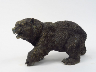 Vente aux enchères "Ours" Sujet en bronze à patine médaille.  20 x 39 cm
