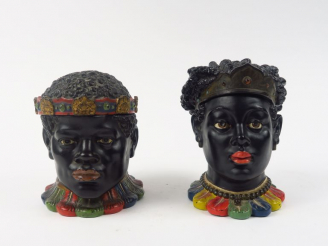 Vente aux enchères Deux différents pots à tabac en stuc polychrome figurant deux jeunes a