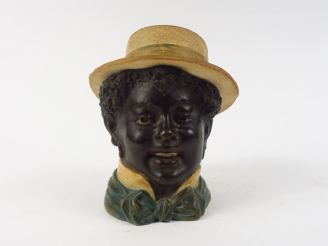 Vente aux enchères Pot à tabac en stuc polychrome figurant un jeune noir américain au cha