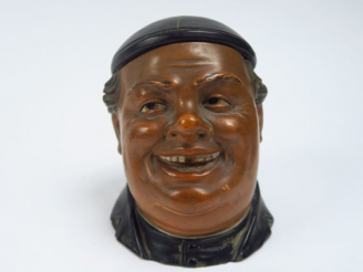 Vente aux enchères Pot à tabac fin XIXème en stuc polychrome en forme de curé riant.  H. 