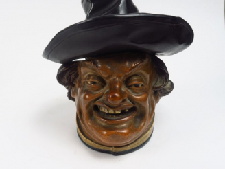 Vente aux enchères Pot à tabac fin XIXème en stuc polychrome figurant un médecin riant.  