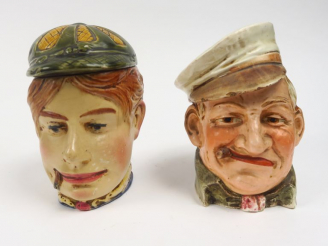 Vente aux enchères Deux différents pots à tabac 1900 en céramique polychrome "Homme à la 
