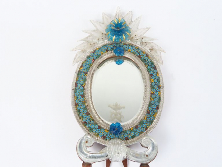 Miroir de toilette 1900 en verre polychome de Venise. Monogrammé.  H. 