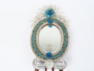 Vente aux enchères Miroir de toilette 1900 en verre polychome de Venise. Monogrammé.  H. 