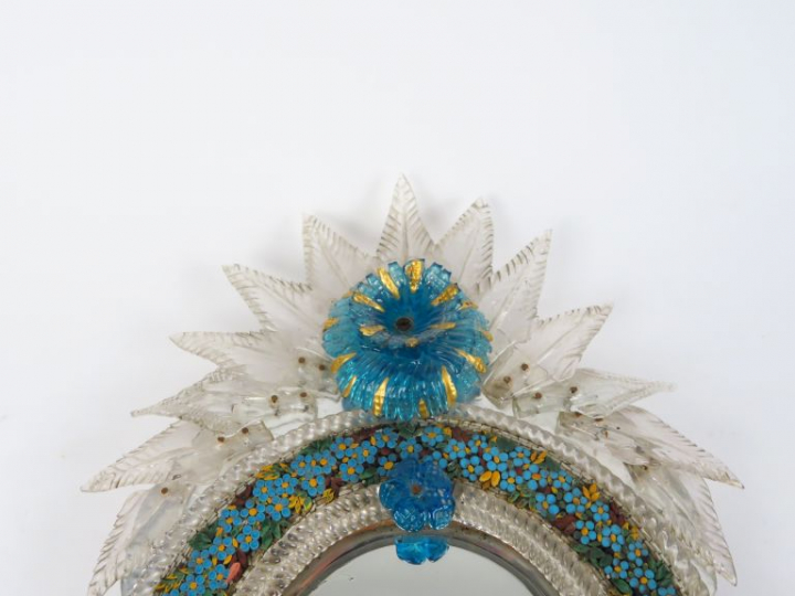 Miroir de toilette 1900 en verre polychome de Venise. Monogrammé.  H. 