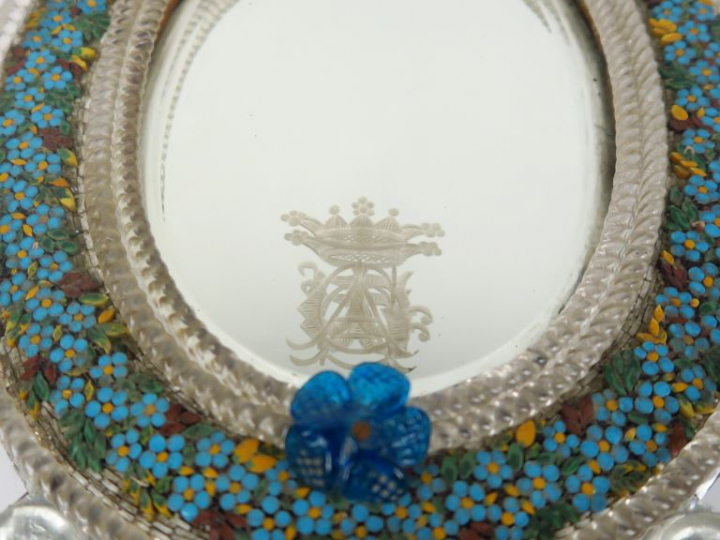Miroir de toilette 1900 en verre polychome de Venise. Monogrammé.  H. 
