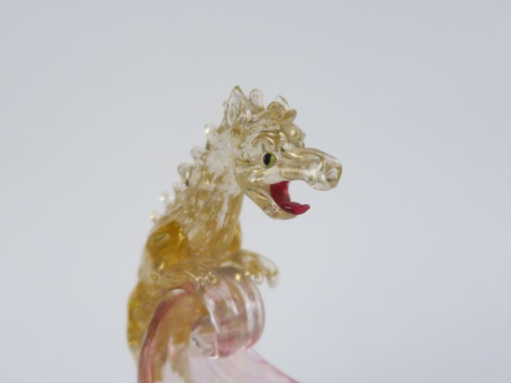 Coupe oblong en verre polychrome de Murano, à décor de chimères.  H. 2