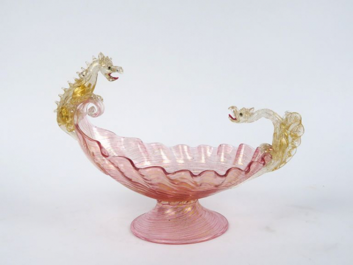 Coupe oblong en verre polychrome de Murano, à décor de chimères.  H. 2