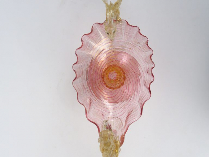 Coupe oblong en verre polychrome de Murano, à décor de chimères.  H. 2