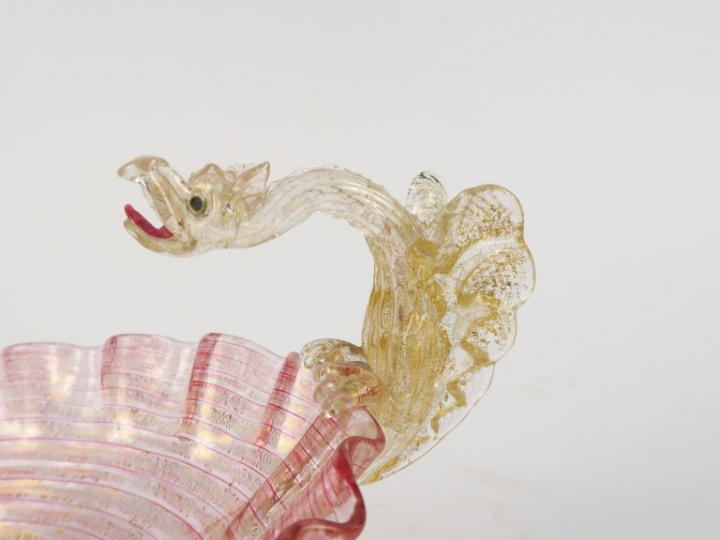 Coupe oblong en verre polychrome de Murano, à décor de chimères.  H. 2