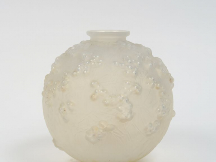 R. LALIQUE Vase boule en verre opalescent, modèle "Druide". Signé. H. 