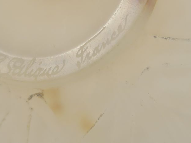 R. LALIQUE Vase boule en verre opalescent, modèle "Druide". Signé. H. 