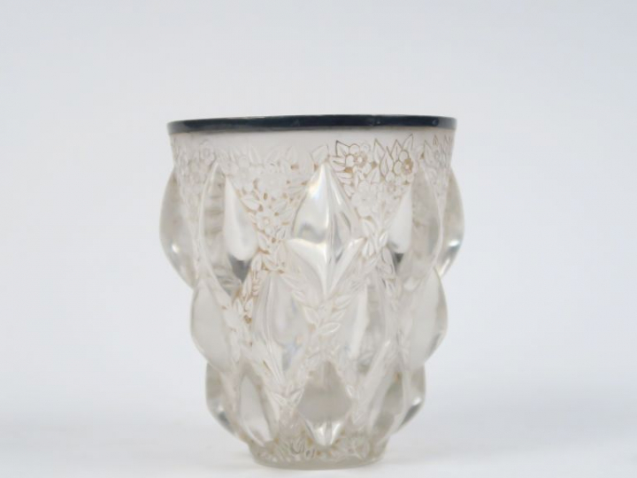 R. LALIQUE  Vase en verre moulé-pressé, modèle "Rampillon".  Signé.  H