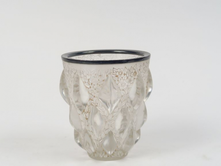 R. LALIQUE  Vase en verre moulé-pressé, modèle "Rampillon".  Signé.  H