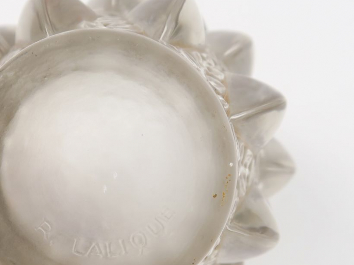 R. LALIQUE  Vase en verre moulé-pressé, modèle "Rampillon".  Signé.  H