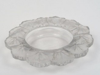 Vente aux enchères LALIQUE France. "Honfleur". Coupe en verre moulé pressé. Signée.  Diam