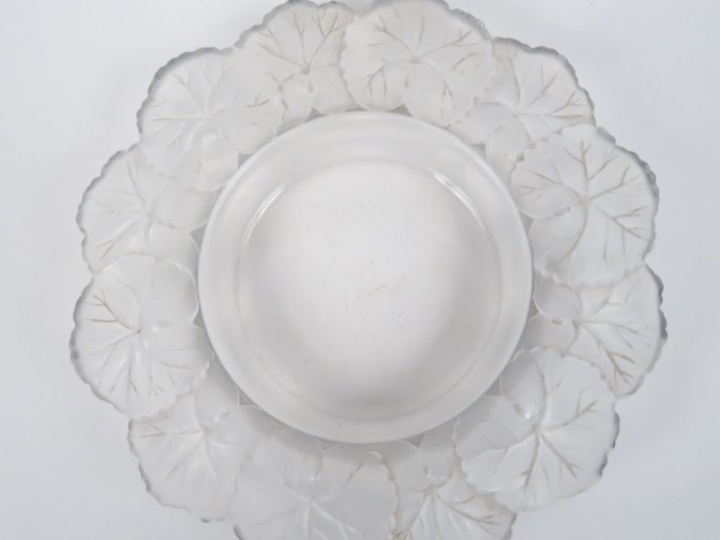 LALIQUE France. "Honfleur". Coupe en verre moulé pressé. Signée.  Diam