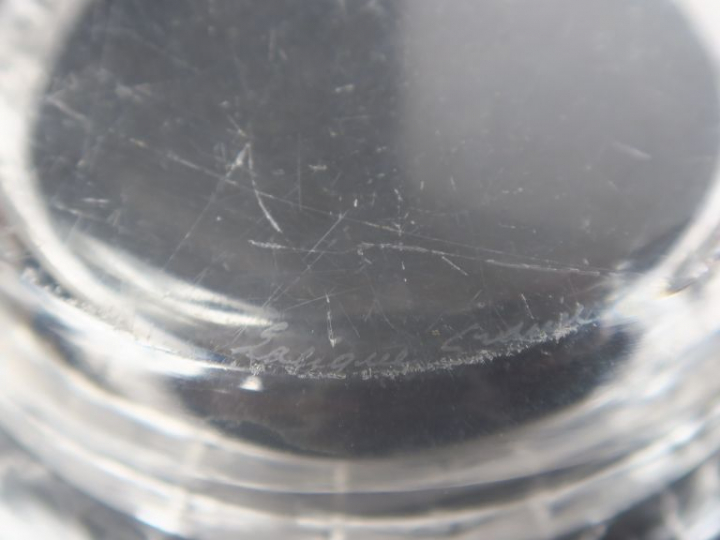 LALIQUE France. "Honfleur". Coupe en verre moulé pressé. Signée.  Diam