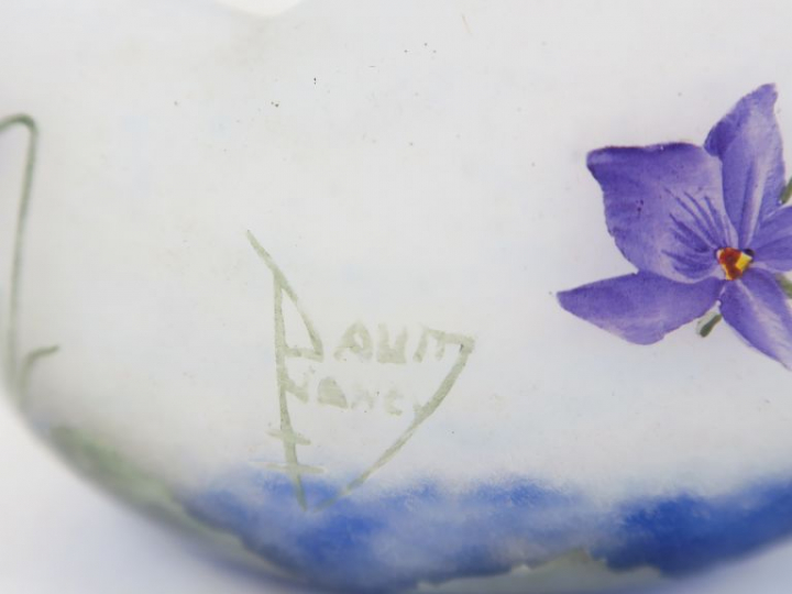 DAUM à Nancy. Coupe à col quadrilobé, à décor émaillé de violettes.  S