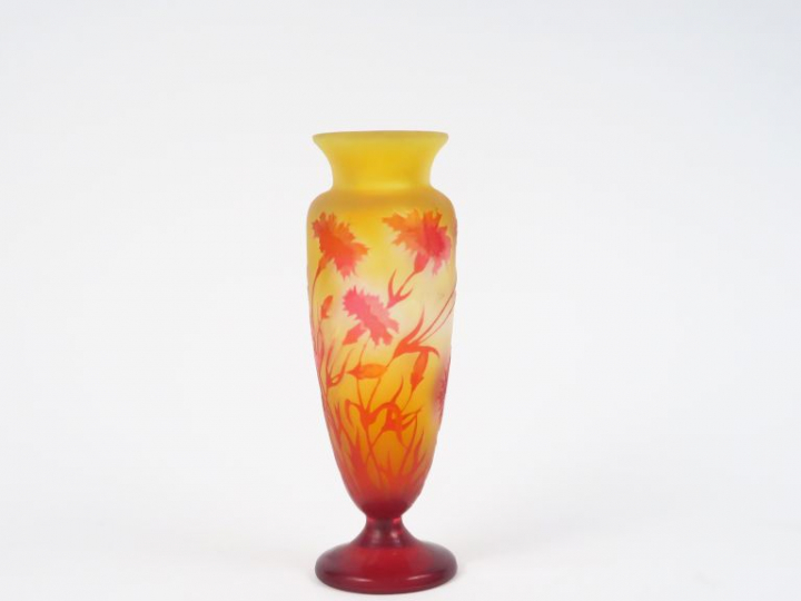GALLE Vase en verre, à décor gravé en camée et à l'acide d'œillets rou