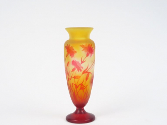 Vente aux enchères GALLE Vase en verre, à décor gravé en camée et à l'acide d'œillets rou