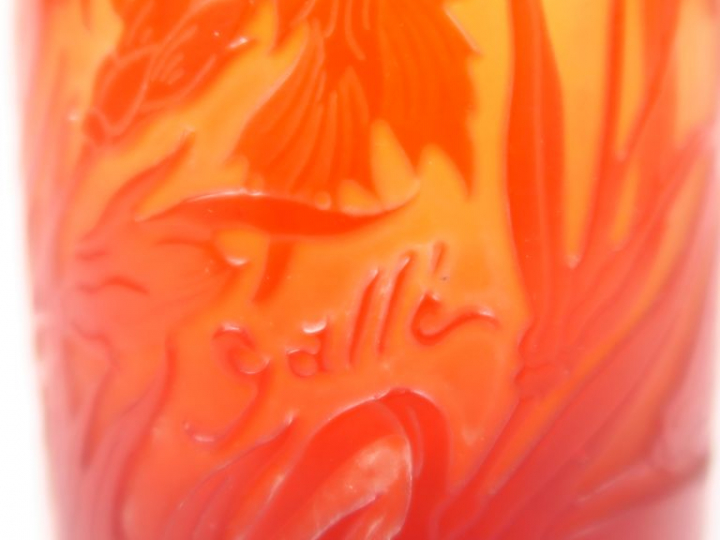 GALLE Flacon en verre, à décor gravé en camée et à l'acide de d'oeille