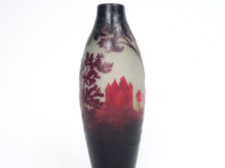 Vente aux enchères D'ARGENTAL. Vase ovoïde en verre, à décor gravé en camée et à l'acide,
