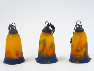 Vente aux enchères MULLER Frères.  Suite de trois tulipes de lustre en verre marbré.  Sig