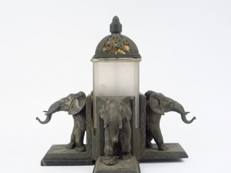Vente aux enchères Veilleuse 1930 en marbre, régule et verre, à décor d'éléphants.  H. 37
