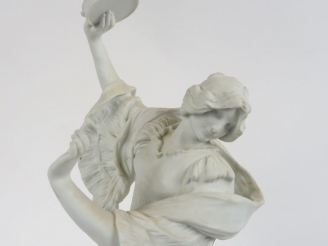 Vente aux enchères Agathon LEONARD "La joueuse de tambourin" Sujet en biscuit de Sèvres. 