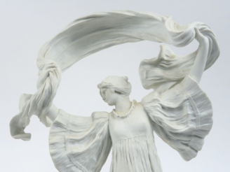 Vente aux enchères Agathon LEONARD "Danseuse à l'écharpe" Sujet en biscuit de Sèvres. Por