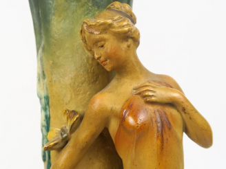 Vente aux enchères Paire de vases de style Art Nouveau en stuc polychrome, à décor en rel