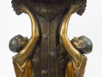 Vente aux enchères P. SEGA  Sellette 1930 en régule et marbre, à décor de deux fillettes 