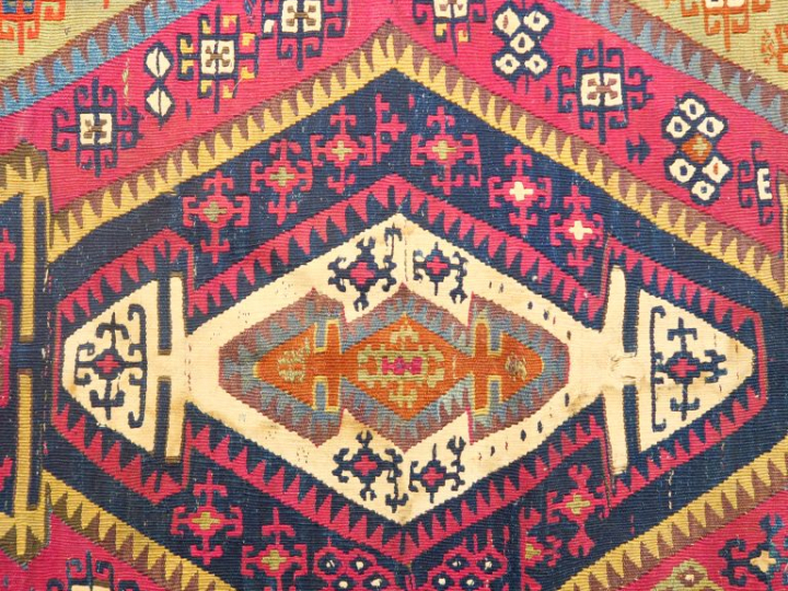Tapis kilim, à décor de motifs géométriques.  180 x 112 cm (quelques t