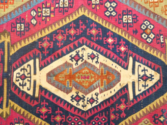 Vente aux enchères Tapis kilim, à décor de motifs géométriques.  180 x 112 cm (quelques t