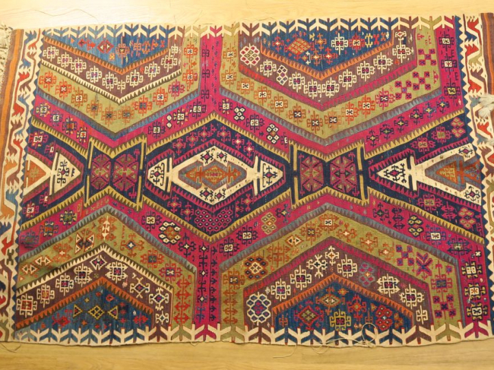 Tapis kilim, à décor de motifs géométriques.  180 x 112 cm (quelques t
