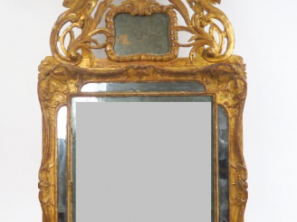 Vente aux enchères Miroir à parecloses Louis XV en bois et stuc doré, fronton orné d'une 