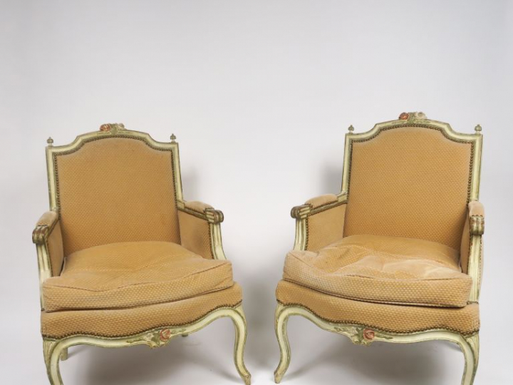 Paire de bergères de style Transition Louis XV-Louis XVI en bois moulu