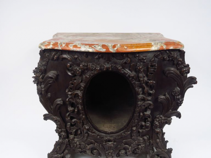 Meuble bas de style rocaille en chêne mouluré et fortement sculpté, à 