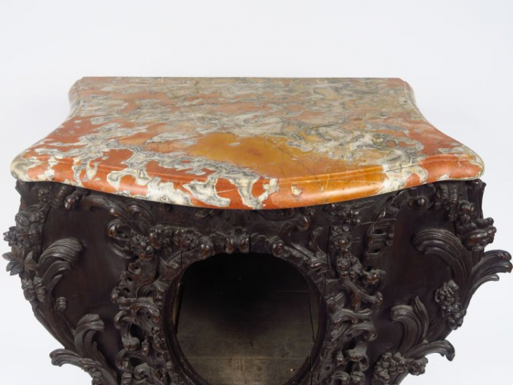 Meuble bas de style rocaille en chêne mouluré et fortement sculpté, à 