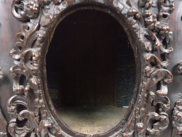 Meuble bas de style rocaille en chêne mouluré et fortement sculpté, à 