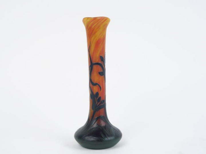 DAUM à Nancy. Vase à long col en verre, à décor gravé en camée et à l'