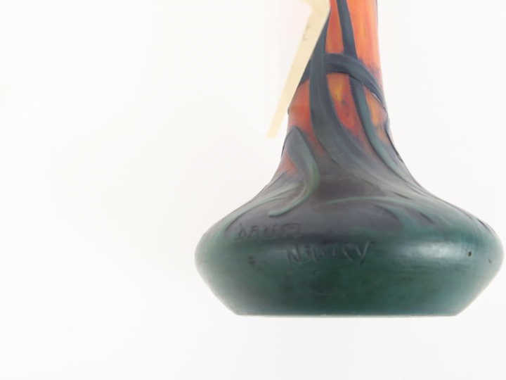 DAUM à Nancy. Vase à long col en verre, à décor gravé en camée et à l'